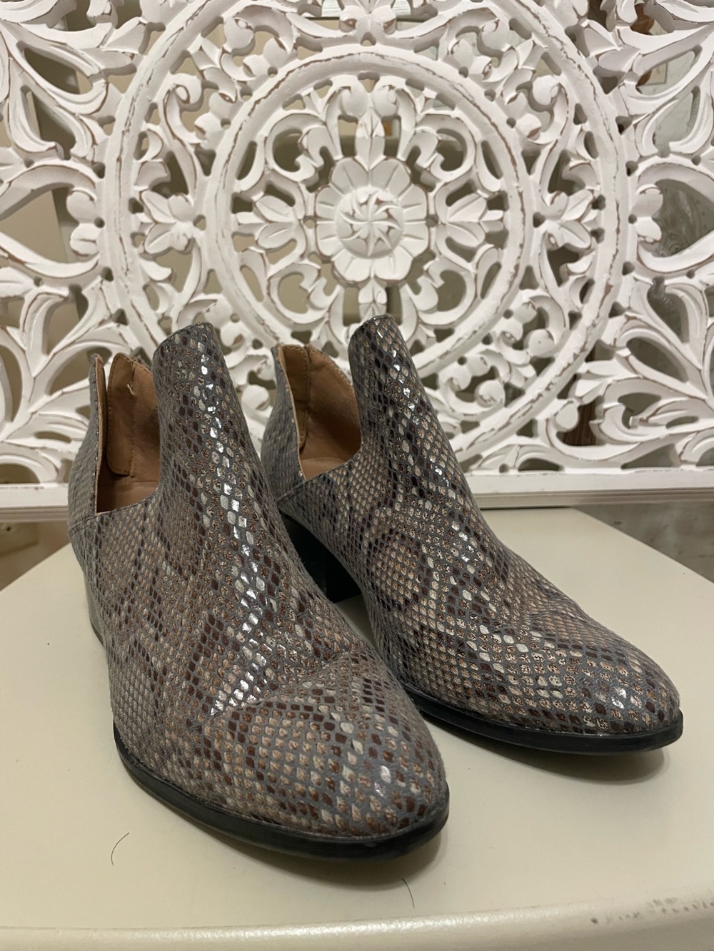 New Directions sz8.5 reptile print booties EUC